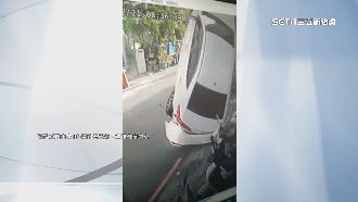 轎車自撞「爬上電桿鋼索」網驚：螞蟻上樹