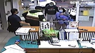 1歲童抽搐塞車陣　爸媽急抱奔警所救命