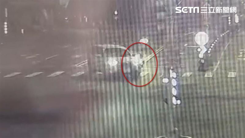 黃牌女騎士卡車底命危　計程車鬼切畫面曝