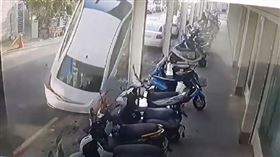 台南,車禍,螞蟻上樹,電桿,鋼纜線,走鋼絲,詭異,酒駕