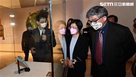 故宮文物在彰化母術館開展，翠玉白菜4國寶。王惠美，黃永泰。（圖／彰化縣政府提供）