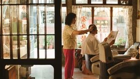 《本日公休》金馬影后陸小芬，導演傅天余新作回到老家拍攝，自家的理髮店成電影場景。（圖／威視提供）