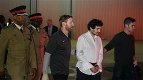 SBF週三（21日）晚間雙手被上銬，乘坐飛機返回美國。（路透）