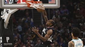 ▲喬治（Paul George）助攻「可愛」雷納德（Kawhi Leonard）完成空中接力。（圖／美聯社／達志影像）
