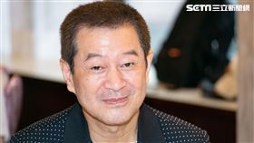 蔡小虎與獨居長者相見歡唱。（圖／記者楊澍攝影）