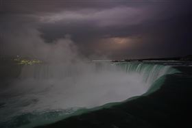 ▲尼加拉瓜大瀑布熄燈1分鐘，之後再亮起藍、黃燈光，表達對烏克蘭的聲援。（圖／翻攝自 Niagara Park官方推特）