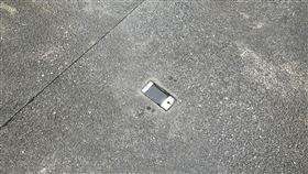 女網友見水泥地上有一支手機，發問是誰的。（圖／翻攝路上觀察學院）