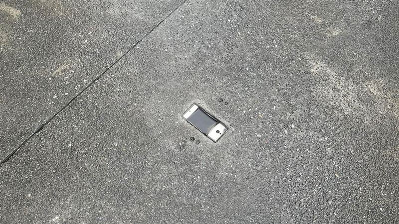 她見地上有手機問誰的　網笑是「地機主」