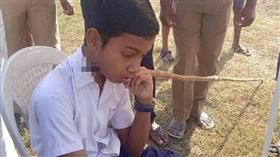 印度14歲少年遭「標槍刺穿脖子」　淡定坐等救護車送醫（圖／翻攝自推特）