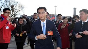 騰訊傳將遭反壟斷  馬化騰：積極配合監管部門針對遭「反壟斷」傳言，騰訊控股主席馬化騰24日回應稱，會積極配合監管部門。圖為馬化騰（中）2017年在北京參加全國「兩會」。（中新社提供）中央社  110年3月24日