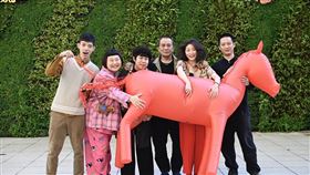《夏日天空的那匹紅馬》演員吳威翰、演員陳映如、演員鍾尚庭、導演張作驥、演員李亞臻、演員黃懷德。（圖／夏日天空的那匹紅馬提供）