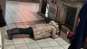 捷運,棒式,平板撐,北捷,視訊(翻攝自 爆廢公社二館)