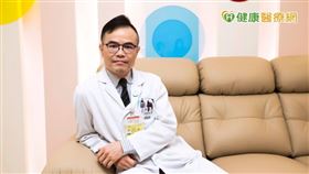 高雄榮民總醫院婦女醫學副部主任劉文雄醫師呼籲，卵巢癌並非完全沒症狀，只是常被忽略，若腸胃症狀反覆在腸胃科未獲得改善，或是腹部明顯變胖時，都應前往婦癌專科就醫。