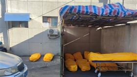 北京逝者暴增！「連停屍的地方都沒有」　遺體遭曝曬畫面曝。（圖／翻攝自微博）