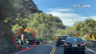 玩命！貨車疑趕送貨　山路狂叭逆向超車