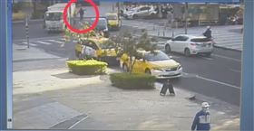 大直萬豪酒店前方發生車禍，吳怡農下車查看。（圖／翻攝畫面）