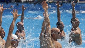 「水上芭蕾」女性專屬？2024巴黎奧運首納男隊員　奪金夢將實現。（圖／路透社／達志影像）