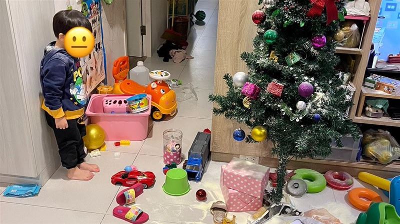 「聖誕樹要下雪」　2歲兒1舉動媽媽崩潰了