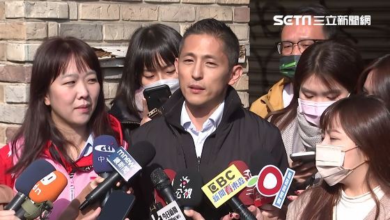 遇車禍！雙腳跪地助騎士　吳怡農還原現場