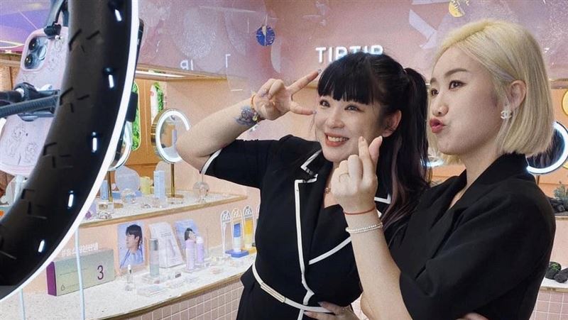 直播女神MIYA &amp;花媽聖誕夜直播搶好康