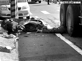 新／恐怖死亡車禍　翁遭聯結車輾碎卡車輪（圖／翻攝畫面）