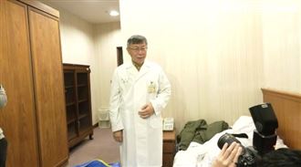 柯P回來了！柯文哲穿回「8年前醫師袍」