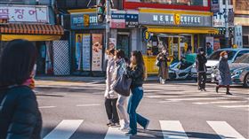 南韓,韓國,戴口罩,南韓街道,韓國人。（圖／翻攝自unsplash）