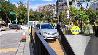 糗了！以為停車場車道…開下「樓梯」卡住