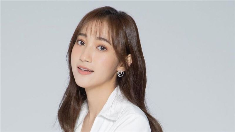 台8女神罕見穿套裝　深Ｖ裡面都沒穿辣爆