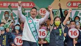 廖婉如扮林佳龍分身  為黃俊哲助選民進黨新北市議員黃俊哲（前左）競選總部成立大會30日舉行，同黨新北市長參選人林佳龍因確診COVID-19，由妻子廖婉如（前右）代替到場站台。廖婉如表示，希望傳達理念給更多人，讓台灣民眾更理解政治，讓國家更好。中央社記者黃旭昇新北攝  111年10月30日