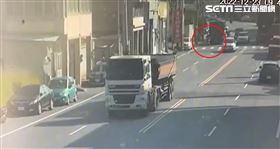  新／恐怖死亡車禍　翁遭聯結車輾碎卡車輪（圖／翻攝畫面）