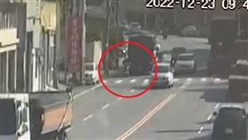  新／恐怖死亡車禍　翁遭聯結車輾碎卡車輪（圖／翻攝畫面）