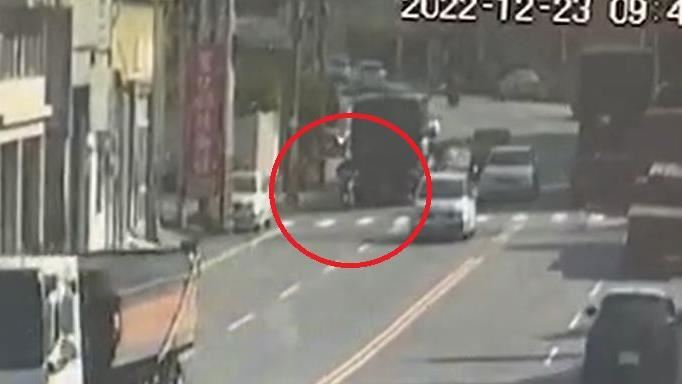 新／苗栗連結車輾老翁卡車輪　驚悚畫面曝