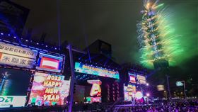 台北跨年晚會  101煙火迎新年（3）2022年到來第一時刻，台北跨年晚會現場民眾目光焦點隨即集中到一旁台北101大樓精彩煙火秀，紛紛拿出手機搶拍留念。中央社記者王騰毅攝  111年1月1日