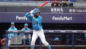 劉俊緯富邦U18手感升溫歸功世足  致敬姆巴佩新北藍（穀保）劉俊緯（圖）23日賽前在富邦U18僅敲2安，4強戰與新北白隊交手，單場2安、有一支三壘打，上到三壘比出手勢向世足法國隊球星姆巴佩（Kylian Mbappe）致敬。中央社記者謝靜雯攝  111年12月23日