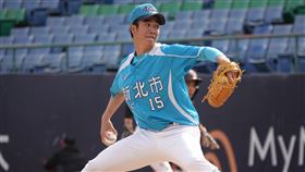 張峻瑋富邦U18有突破  7局失1分率隊晉冠軍戰新北藍隊（穀保）張峻瑋23日富邦U18先發對新北白隊，開賽跌跌撞撞、後半段回穩，投7局失1分率隊以5比1拿勝、晉級冠軍戰。中央社記者謝靜雯攝  111年12月23日