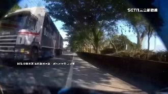 3台砂石車開到對向超車　騎士被擠到路邊