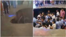 畢業舞會搖太嗨！地板出現「巨型天坑」　25名學生慘摔進洞（圖／翻攝自TikTok＠elpopular.pe）