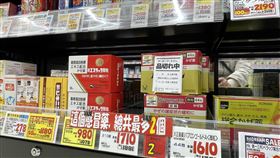 日本一款感冒藥被視為「神藥」 藥局標示缺貨中日本感冒藥商品琳瑯滿目，其中大正製藥的百保能黃金感冒藥被中國人視為「神藥」，近日在日本出現被中國人搶購的情形，藥妝店用中文標示限購數量或寫缺貨中。中央社記者楊明珠東京攝  111年12月23日