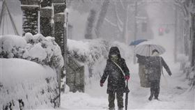 日本從17日起多處下大雪，甚至傳出人員傷亡的災情。（圖／路透社／達志影像）