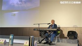 民歌之父胡德夫獻唱佳世達減碳大會，感念八八風災期間救災的恩情。（圖／記者吳康瑋攝）