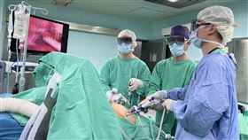 南投醫院醫師進行3D立體腹腔鏡手術一名老翁腹痛延伸至背部，前往衛生福利部南投醫院急診後發現竟是肝結石，醫師先施行內視鏡膽管攝影取出膽管結石，並放置支架撐開膽管，後續再以3D立體腹腔鏡手術（圖）切除部分肝臟及膽囊。（南投醫院提供）中央社記者蕭博陽南投縣傳真  111年12月12日