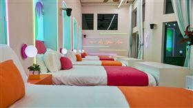 《戀愛島：美國篇》單身男女們共處一室擦出18禁火花。（圖／myVideo提供）