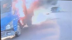 「貨車火球」街頭狂衝！網驚：司機著火了
