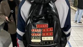 ▲捷運遇超狂高中生！書包上2排「榮譽勳章」　網驚：走路有風（圖／翻攝自路上觀察學院臉書）

