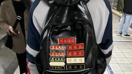 捷運遇超狂高中生　書包上2排榮譽勳章