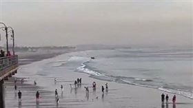 美國一架輕型飛機墜於加州沙灘。翻攝自推特Downtown LA Scanner