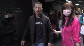 吳怡農赴草埔市場北市議員許淑華陪同