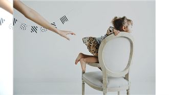 寶寶摔下傷到頭怎麼辦？兒科醫師分別列２歲以上、以下孩童送醫原則