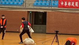 體能測驗時間每人1分鐘，考生需在5公尺的距離內來回搬運30公斤郵袋。（圖／中華郵政提供）